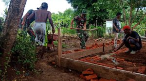 Bersama Warga, Satgas Yonif 125/SMB Gotong-Royong Bangun Rumah di Kampung Toray