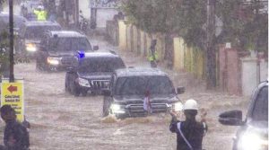 Mobil Jokowi Nekat Terobos Banjir di Kawasan Kalimantan Selatan