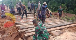 FOTO: Jalan Terputus, Satgas Yonif 125/SMB Bersama Koramil, Polsek dan Warga Kerja Bakti Lakukan Perbaikan