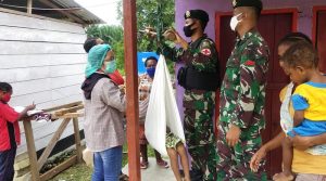 Peringati Hari Gizi Nasional, Satgas Yonif MR 413 Kostrad Gelar Posyandu di Kampung Yowong