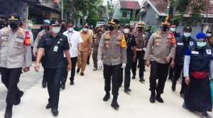 Kunjungi Kampung Tangguh, Wakapolda Metro Jaya Ajak Petugas Jangan Kendor Tangani Covid-19