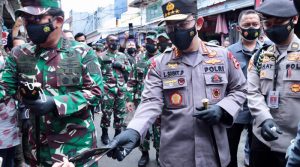 Panglima TNI dan Kapolri Terpilih Bagi-bagikan Masker