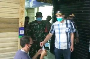 Danramil 05/Keb. Baru Bagikan Masker dan Berikan Himbauan Prokes Di Pasar Santa