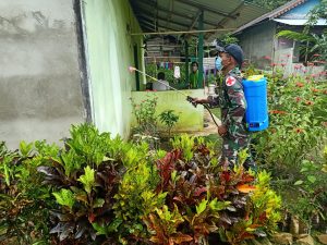 Semprotkan Disinfektan, Cara Satgas Pamtas Yonif 642/Kapuas Cegah Covid-19