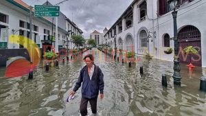 Foto: Genangan Air Di Semarang Yang Melumpukan Aktivitas Rakyat Jawa Tengah