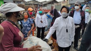 Mensos Sambangi Pemulung di Kalibaru Jakarta