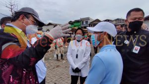 Foto Tri Rismaharini Sambangi Pemulung di Kalibaru Jakarta