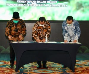 Tiga Kementerian MOU Pembinaan Penyelenggaraan dan Pembangunan Desa, Daerah Tertinggal, dan Kawasan Transmigrasi. Kemendagri, Kemendikbud dan Kemendes PDTT