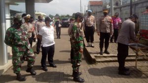 Tekan Penyebaran Operasi Massa PPKM Koramil 06/Trs di Stasiun Daru di Pasar Gudang