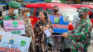 Polsek Tanjung Duren Jakarta Barat Bersama Tiga Pilar Membagikan Masker