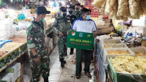 Anggota Koramil 03/Serpong Operasi PPKM Mikro di Pasar Serpong