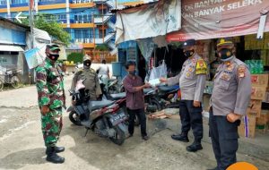 Tiga Pilar Kebon Jeruk Sambangi Pasar Patra Bagikan Masker Gratis