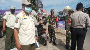 Upsus Babinsa Koramil 09 Mauk Bantu Petani Bajak Sawah