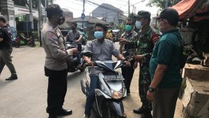 Babinsa Koramil 02/Btc Berikan Masker Sa’at Operasi PPKM Mikro di Mekarsari