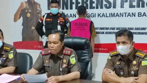 Tim Penyidik Kejati Kalbar Melakukan Penahanan Kasus Korupsi Di PTPN XIII Tahun 2012-2013