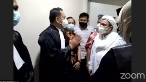 MENGGUGAT PENGADILAN SESAT TERHADAP HRS