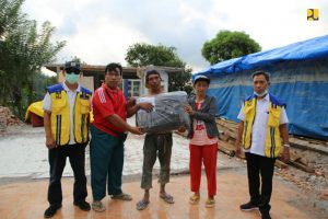 Kementerian PUPR Salurkan Bansos Sembako untuk Ringankan Beban Masyarakat Terdampak Gempa Bumi di Malang