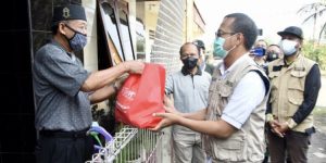 Wakil Walikota Depok Serahkan Bansos Sedekah Bersama di Kelurahan Pondok Cina