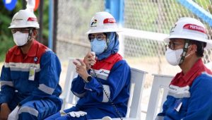 Kunjungi Stasiun Pengumpul Bangadua PEP, Direktur Keuangan Pertamina Semangati Pekerja dan Beri Bantuan untuk Panti Asuhan