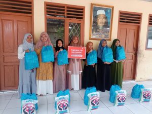 Rumah Zakat Salurkan THR dan Sembako Bersama Donatur di Ponpes Sunan Drajat