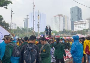 Mahasiswa Demo Tolak BBM Subsidi Naik Meski Hujan Mengguyur