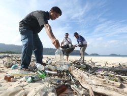 Forum Jurnalis Lingkungan (FJL) Aceh Bersihkan Sampah Asal Luar Negeri di Pulo Aceh