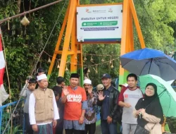 Bersama Mitra, Bakrie Amanah Bangun Jembatan Gantung 44 Meter di Cianjur