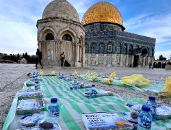 Bantuan Iftar WIZ Sampai di Pekarangan Masjid Al Aqsha