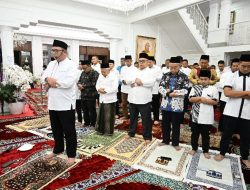 Malam Pertama Ramadan 1445 H, Wapres Salat Tarawih Berjemaah Bersama Keluarga