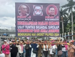 Gotong Spanduk Besar di Aksi Depan DPR, Emak-emak Tuntut Diskualifikasi Paslon Curang