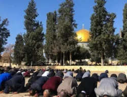 Tidak Surut Meski Diblokir Israel, Puluhan Ribu Jamaah Hadiri Salat Jumat di Al-Aqsha