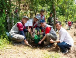 ARM HA-IPB dan Alumni Kehutanan IPB Tanam Pohon Produktif bersama Warga Cipendawa