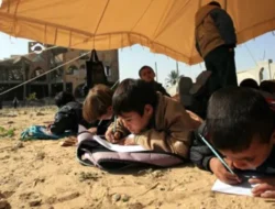 Sekolahnya Hancur, Siswa di Gaza Belajar di Tenda di Tengah Bom