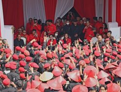 Megawati Memimpin Pengibaran Bendera Merah Putih di Markas PDIP